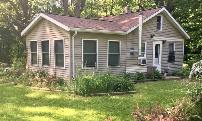 Rolling Prairie Cabin | 3+ acres of privacy! Biking, Pups & Walking: Nirvana! 7 minutes to hip 3 Oaks!