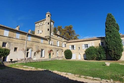 Aimargues House | 3 appartements pour 15 pers dans un château