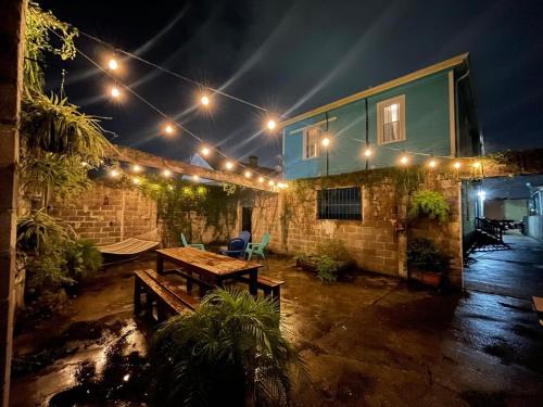 Seventh Ward House | 3 Bb Urban Oasis w Private Parking &amazing patio