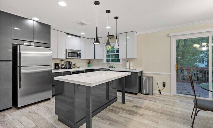 Herndon Apartment | 3 Bd 2 1/2 bath Chic Large.30mto DC, 12min to IDA