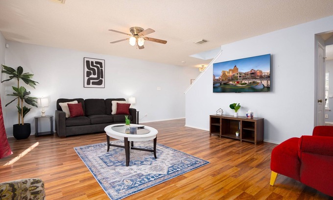Braun's Farm House | 3 BD/2.5 BA*SeaWorld*Six Flags*Riverwalk*UTSA*Medical Center*Pool Table*B/Crib*