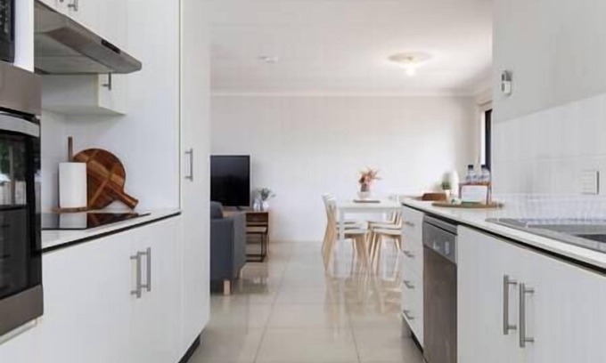 Acacia Ridge Apartment | 3 Bdr apt! Aircon! Espresso! Restaurants! 6AS3