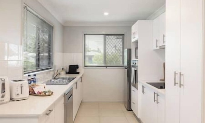 Rocklea Apartment | 3 Bdr apt! Aircon! Train! Shops! Restaurants! 121D3