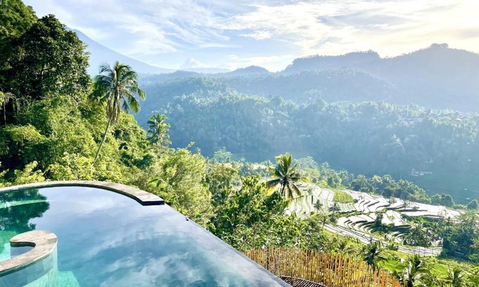 Melayang Villa | 3 Bdr - Luxury Cliffside Bamboo Villa