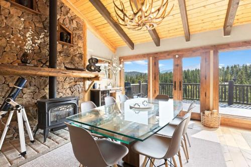 Breckenridge House | 3 BDR Retreat with Stunning Mountain and Forest Views