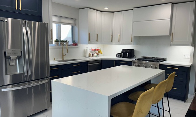 Eringate House | 3-Bdrm Home w/Hot Tub, Backyard Oasis, Office Setup, Soaker Tub-Prime Location