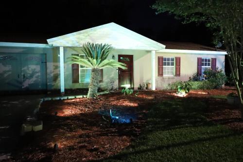 Homosassa House | 3 Bdrms & Private Backyard Tiki Courtyard & more