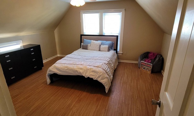Evansville House | 3 bed 1 bath close to all the things