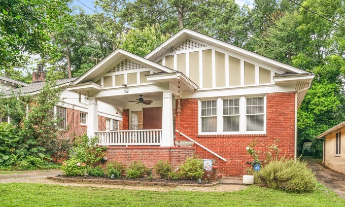 Decatur House | 3 bed 1 bath Downtown Decatur renovated bungalow