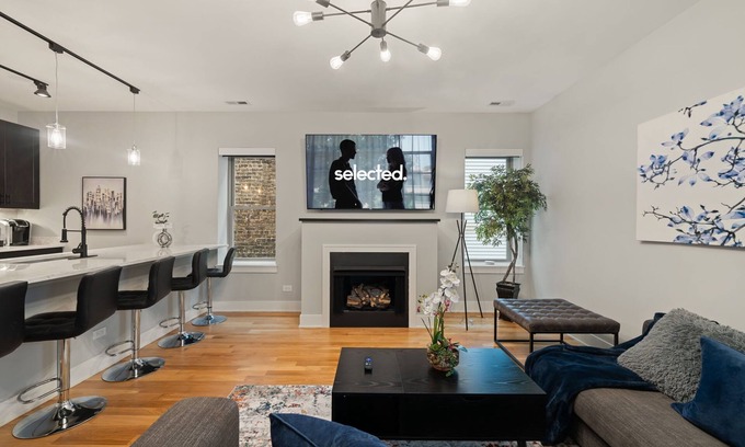 Heart of Chicago Apartment | 3 Bed 2.5 Bath Chicago Retreat w Balcony & Parking