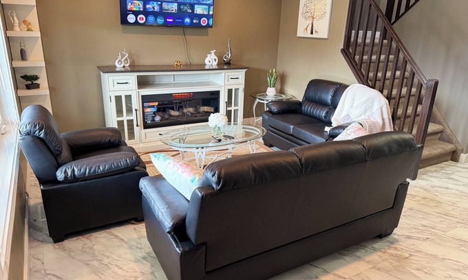 Saskatoon House | 3 bed, 2.5 bath house in Hampton Village 5min away frm YXE Saskatoon Int Airport