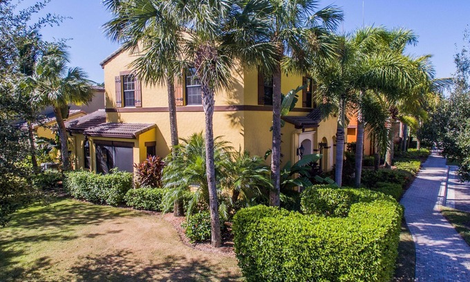 Biggar House | 3 Bed/2.5 Bath Waterfront Escondido in PASEO!