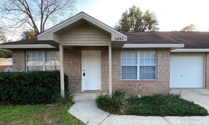 Baker House | 3 Bed/ 2 Bath/ 1 CG Updated Townhome