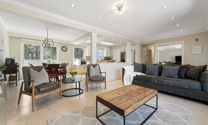 Richmond Hill House | 3 BED/2 BATH cozy BUNGALOW in prestigious neighborhood of Richmond Hill- sleep 6