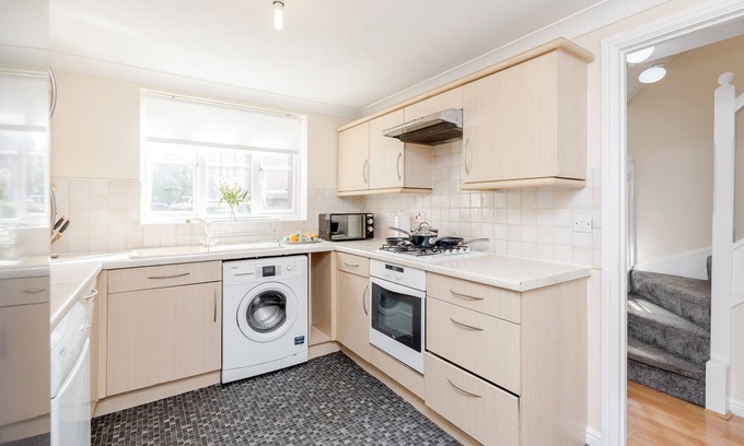 North Stifford House | 3 Bed 2 Bath En-suite House with Parking