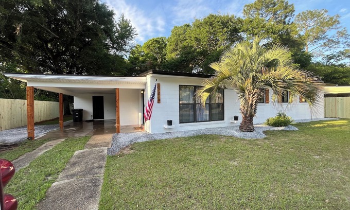 Southeast Pensacola House | 3-bed 2- bath house in Pensacola with sunroom, AC and WiFi. Close to air port.