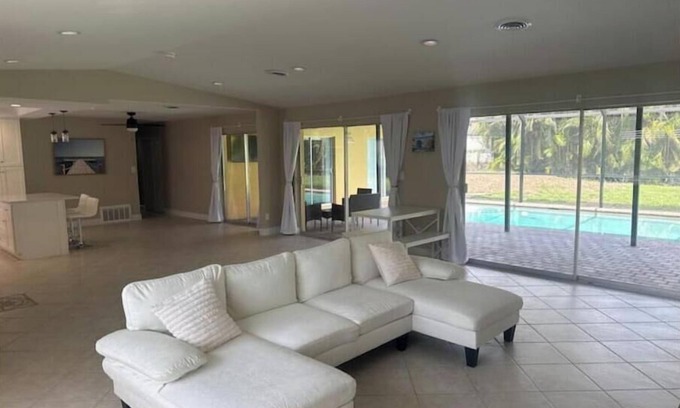 North Fort Myers House | 3 bed 2 bath pool home with 2 car garage and water access