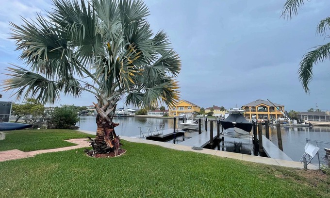 Gulf Harbors House | 3 Bed 3 Bath home with pool and dock on large quiet canal in Gulf Harbors