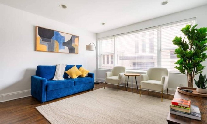 Chicago Apartment | 3 -bed apartment just steps to Lake Michigan
