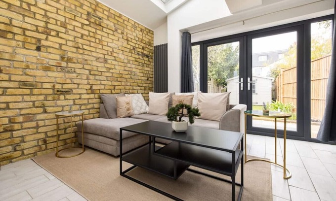 Thornton Apartment | 3 Bed Balcony Flat in Nine Elms