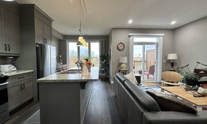 Welland House | 3-Bed Beauty with Scenic Backyard Views In Niagara