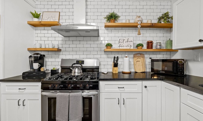 Buford House | 3-Bed Boho Retreat with Fireplace, Smart TVs, and Grill