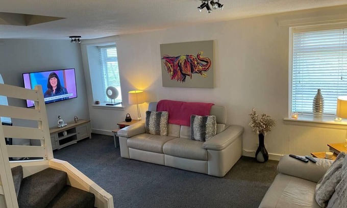 Aberdeen Cottage | 3 Bed Cottage -Sleeps 5-Pets-HotTub-Bar-Smoking