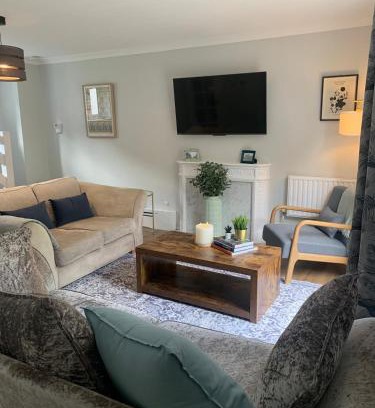 Buckhurst Hill House | 3 Bed family Home with Garden Free parking Perfect for contractors