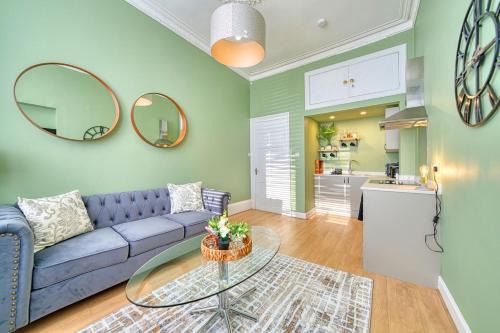 Glasgow Apartment | 3-Bed Flat Free Parking 10 Mins to City Centre