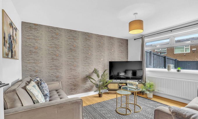 Newcastle-upon-Tyne House | 3 Bed House in West Denton Sleeps Up to 6 Guests