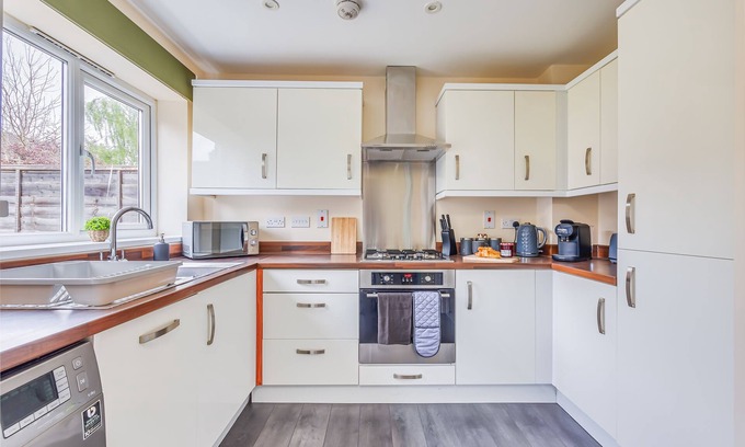 Bedford House | 3 Bed House, Business, Leisure, Free Parking