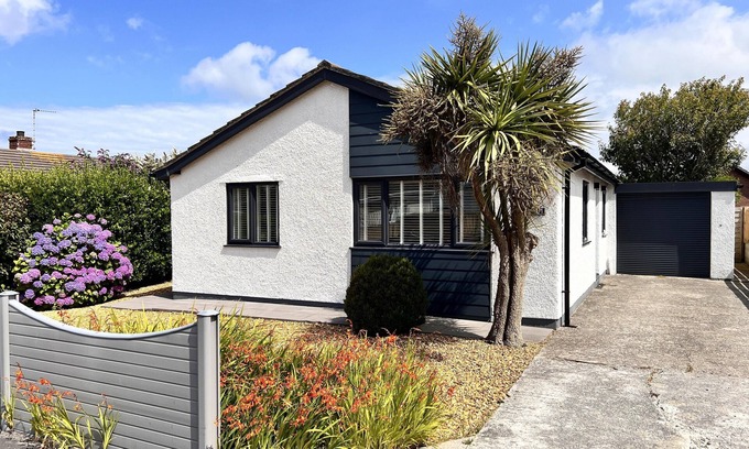 Holyhead House | 3 Bed House - Sleeps 5 - Pets - Garden - Parking
