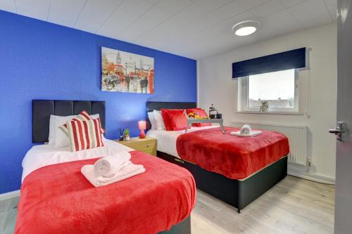 Northampton House | 3-bed House, sleeps 8, Next to Park