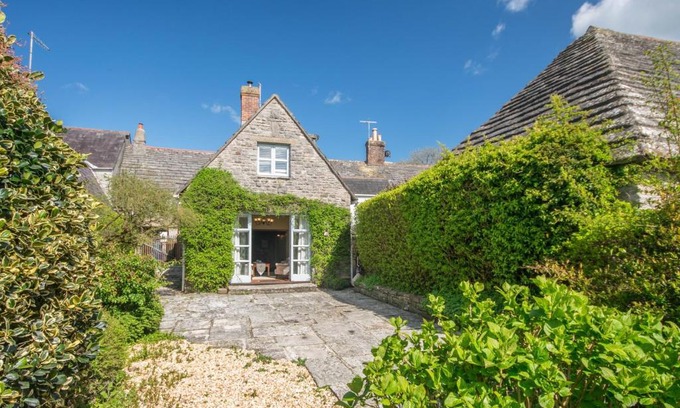 Corfe Castle Village House | 3 Bed in Corfe Castle DC084