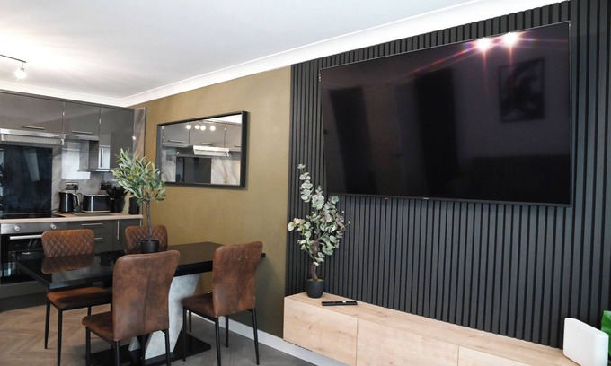Nottingham Apartment | 3-Bed in Desirable Mapperley Park Near City Centre