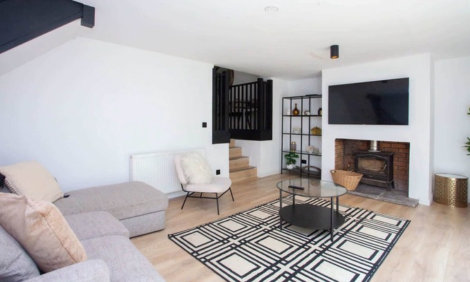 Houston House | 3 Bed - Parking with Garden 10mins to Airport