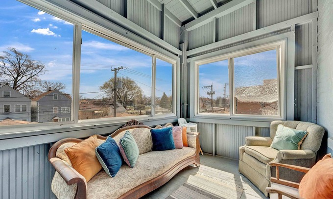 Berwyn Condo | 3 Bed Vintage Condo In Chicagolands Trendy Berwyn 3 Bedroom Condo by AllSet Turnover