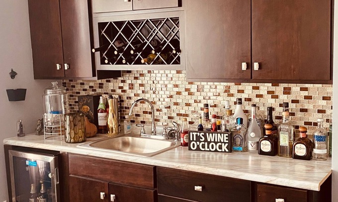 South Shore Apartment | 3 Bedroom 2 Bath beauty located steps away from Rainbow Beach, Metra stop, CTA.