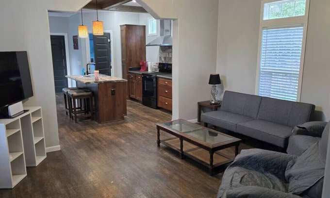 Negreet House | 3-bedroom 2 bath by the lake with Starlink Wifi, AC, and Roku TV in all rooms