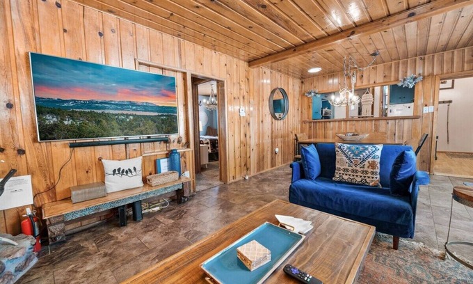 Patton Cabin | 3-bedroom & 2 Bath cozy cabin in Big Bear, hiking trails next to Boulder Bay