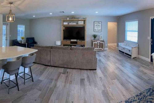Crystal River House | 3 bedroom 2 bath with hot tub, game room and boat slip