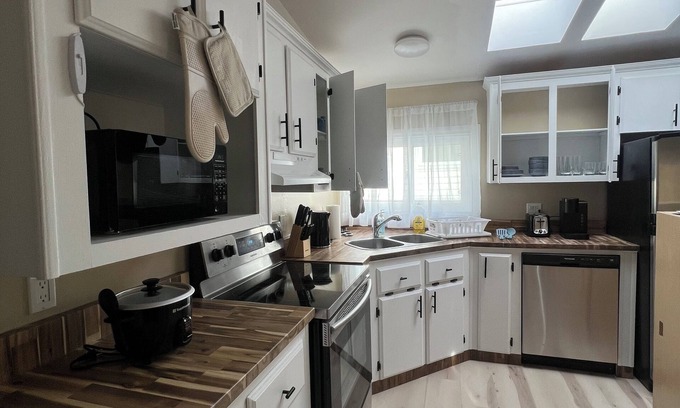 Yellowknife House | 3 bedroom, 2 bathroom across from Walmart, 5 minutes to the airport & hospital.