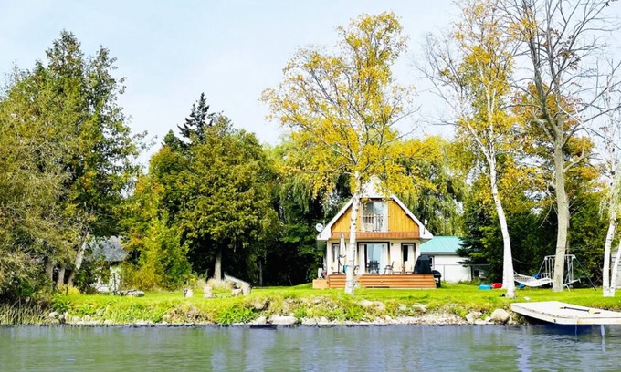 Colborne House | 3 bedroom 2 bathroom 1.5 storey cottage on Little Lake