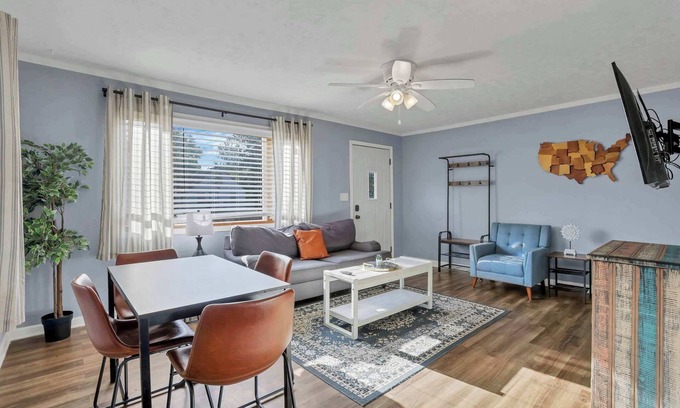 Columbus House | 3 Bedroom 2 Bathroom + Fenced yard