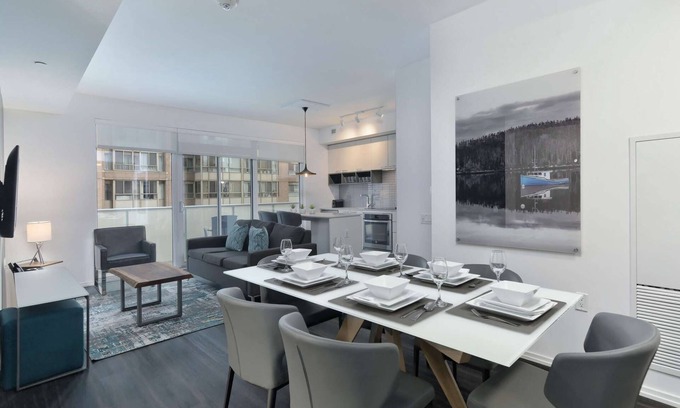 Bay Street Corridor Apartment | 3 Bedroom/2 Bathroom Suite