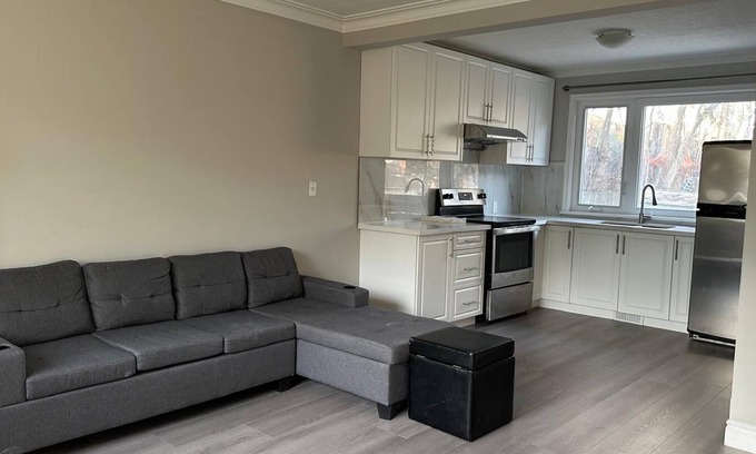 Toronto House | 3 Bedroom + 2 Full Bath + Dine + Big Living Room + Sofa + Internet + Utilities