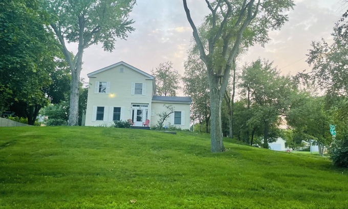 Port Huron Condo | 3 bedroom 4 beds 1800 sq ft spacious ! By the water & all one level place !