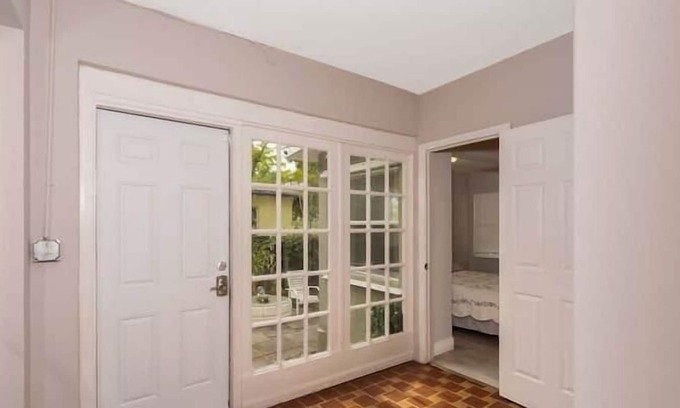 Parkside Apartment | 3 Bedroom 654492 by Houzlet
