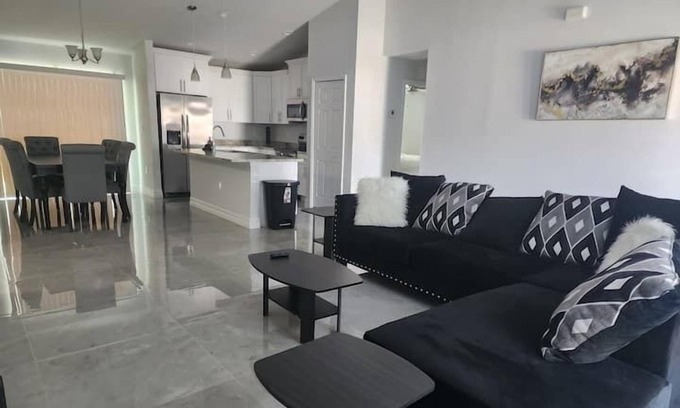 Harris Apartment | 3 Bedroom 812855 by Houzlet