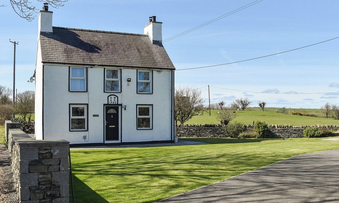 Llanddeusant Cottage | 3 bedroom accommodation in Llanfechell, near Amlwch